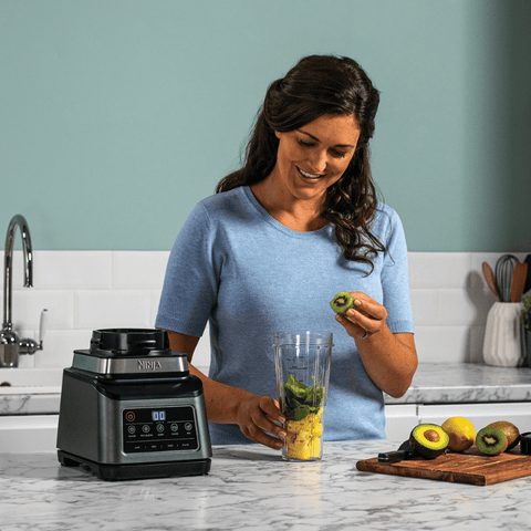 Image of blender powerblender food processor 3-in-1 touchscreen grote vulhoeveelheid hoog vermogen smoothie-to-go beker 700ml gevuld grijs zwart vooraanzicht
