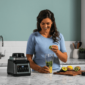 blender powerblender food processor 3-in-1 touchscreen grote vulhoeveelheid hoog vermogen smoothie-to-go beker 700ml gevuld grijs zwart vooraanzicht